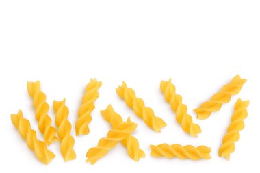 Çiğ Fusilli makarna, beyaz arka planda izole edilmiş, kırpma yolu ve tam alan derinliği var. Metnin için kopyalama alanı olan üst görünüm. Düz yatıyordu