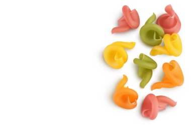 Ham renkli makarna beyaz zemin üzerinde izole edilmiş kırpma yolu ve tam derinlikte alan. Üst Manzara. Düz yatıyordu