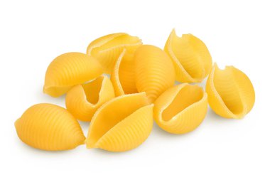 Pişmemiş kurutulmamış conchiglie. Çiğ organik kabuklu makarna, kesme yolu ve tam derinlikteki beyaz deniz tabanında izole edilmiş.