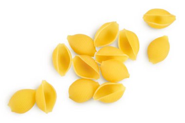 Pişmemiş kurutulmamış conchiglie. Çiğ organik kabuklu makarna kesme yolu ve geniş bir alana yayılmış. Üst Manzara. Düz yatıyordu