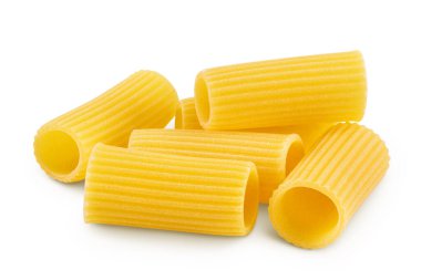 Çiğ italyan Rigatoni makarnası kesme yolu ve tam derinlik ile beyaz zemin izole