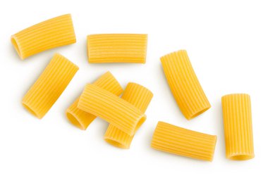 Çiğ italyan Rigatoni makarnası kesme yolu ve geniş bir alana yayılmış beyaz arka planda izole edilmiş. Üst Manzara. Düz yatıyordu