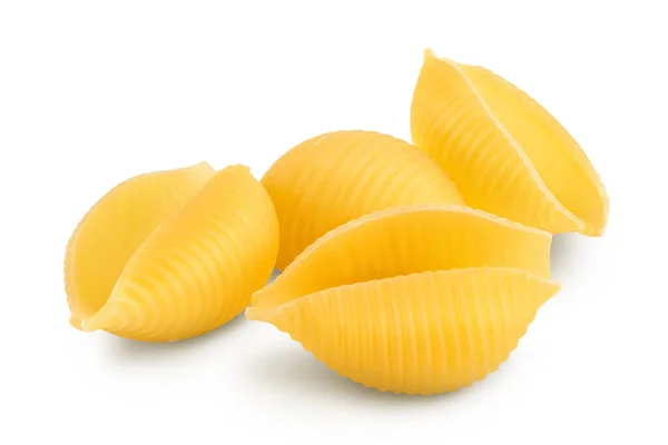 Conchiglie séchée non cuite. Pâtes écailles organiques crues isolées sur fond blanc avec chemin de coupe et pleine profondeur de champ — Photo