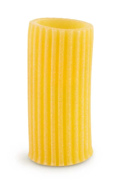Pasta Rigatoni italiana cruda aislada sobre fondo blanco con camino de recorte y profundidad completa de campo — Foto de Stock