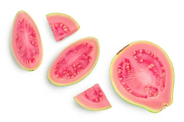 Guava fruit plakjes geïsoleerd op witte achtergrond met clipping pad en volledige diepte van het veld. Bovenaanzicht. Vlakke plaat — Stockfoto