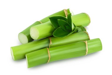 Kesme yolu ve tam derinlik ile beyaz arkaplan üzerinde yaprakları izole yeşil bambu