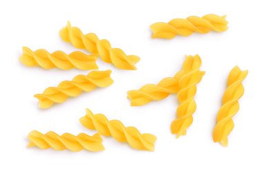 Çiğ Fusilli makarna, beyaz arka planda izole edilmiş, kırpma yolu ve tam alan derinliği var. Üst Manzara. Düz yatıyordu