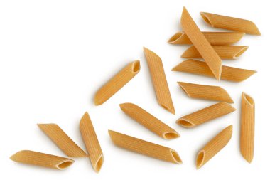 Buğdaydan yapılan Wolegrain makarna beyaz arka planda kırpma yolu ile izole edilmiş. Metnin için kopyalama alanı olan üst görünüm. Düz yatıyordu,