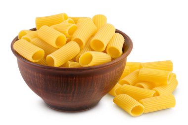Seramik kasede çiğ italyan Rigatoni makarnası. Beyaz arka planda, kırpma yolu ve tam derinlikte izole edilmiş.