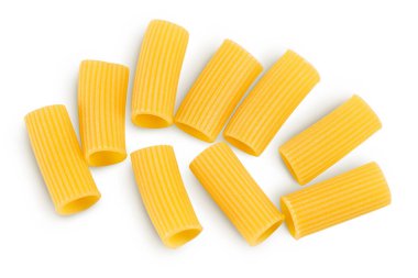 Çiğ italyan Rigatoni makarnası kesme yolu ve geniş bir alana yayılmış beyaz arka planda izole edilmiş. Üst Manzara. Düz yatıyordu