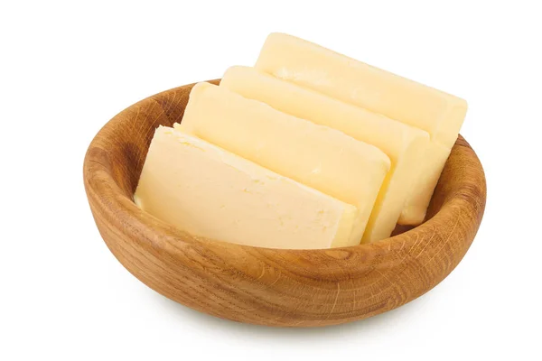 Fatias de manteiga em tigela de madeira isolada no fundo branco com caminho de recorte e profundidade total de campo — Fotografia de Stock