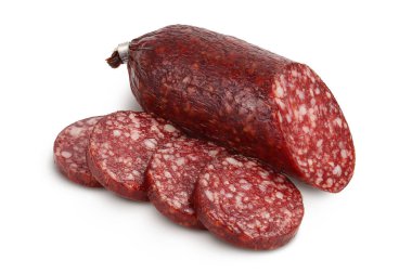 Dilimlenmiş sosis salamı beyaz arka planda izole edilmiş kırpma yolu ve tam derinlik