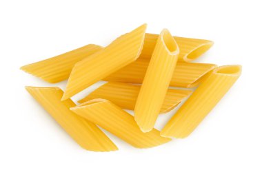 Çiğ İtalyan makarna, beyaz arka planda izole edilmiş kırpma yolu ve tam derinlik. Üst Manzara. Düz yatıyordu