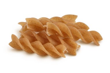 Karabuğday buğdayından Wolegrain fusilli makarna kesme yolu ve tam derinlik ile beyaz zemin izole.