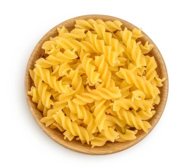 Tahta kasede çiğ Fusilli makarna beyaz arka planda izole edilmiş kırpma yolu ve tam derinlik. Üst Manzara. Düz yatıyordu