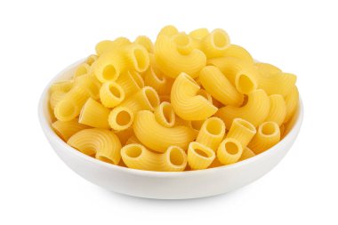 Seramik kasede çiğ makarna beyaz arka planda izole edilmiş kırpma yolu ve tam derinlik