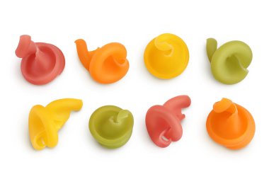 Ham renkli makarna beyaz zemin üzerinde izole edilmiş kırpma yolu ve tam derinlikte alan. Üst Manzara. Düz yatıyordu