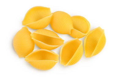 Pişmemiş kurutulmamış conchiglie. Çiğ organik kabuklu makarna kesme yolu ve geniş bir alana yayılmış. Üst Manzara. Düz yatıyordu