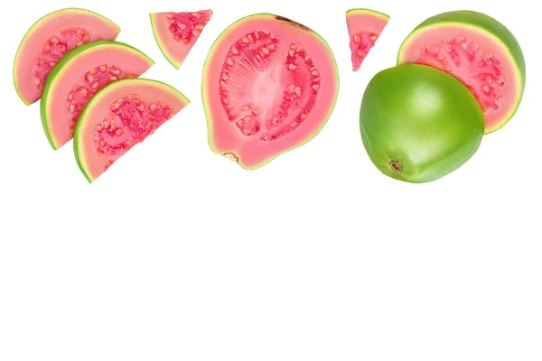 Guava fruit met plakjes geïsoleerd op witte achtergrond. Bovenaanzicht met kopieerruimte voor uw tekst. Vlakke plaat — Stockfoto