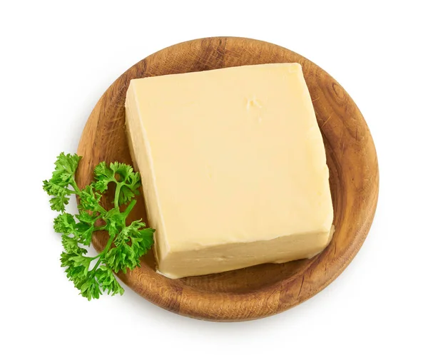 Manteiga em tigela de madeira isolada sobre fundo branco com caminho de recorte e profundidade total de campo. Vista superior. Depósito plano — Fotografia de Stock