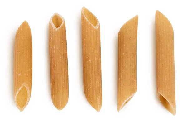 Makaron Wolegrain penne z pszenicy durum izolowany na białym tle ze ścieżką wycinania i pełną głębią pola. Widok góry. Układanie płaskie, Zestaw lub kolekcja — Zdjęcie stockowe