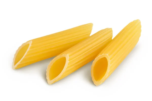 Penne crude italiane rigate isolate su fondo bianco con percorso di ritaglio e piena profondità di campo — Foto Stock