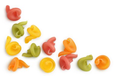 Ham renkli makarna beyaz zemin üzerinde izole edilmiş kırpma yolu ve tam derinlikte alan. Üst Manzara. Düz yatıyordu