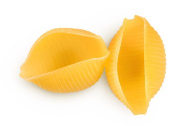 Pişmemiş kurutulmamış conchiglie. Çiğ organik kabuklu makarna kesme yolu ve geniş bir alana yayılmış. Üst Manzara. Düz yatıyordu