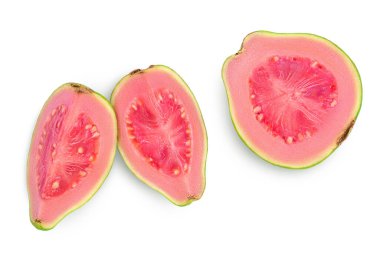 Guava meyve dilimleri kesme yolu ve tam derinlikteki beyaz arka planda izole edilmiştir. Üst Manzara. Düz yatıyordu