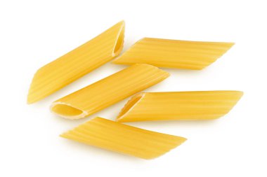 Çiğ İtalyan makarna, beyaz arka planda izole edilmiş kırpma yolu ve tam derinlik. Üst Manzara. Düz yatıyordu