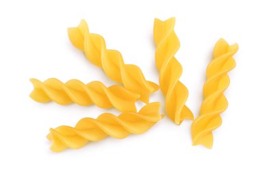 Çiğ Fusilli makarna, beyaz arka planda izole edilmiş, kırpma yolu ve tam alan derinliği var. Üst Manzara. Düz yatıyordu