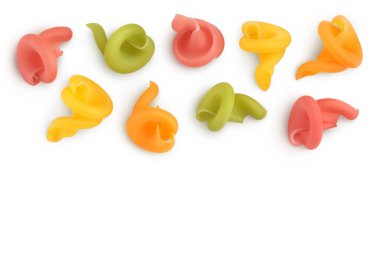 Ham renkli makarna beyaz zemin üzerinde izole edilmiş kırpma yolu ve tam derinlikte alan. Üst Manzara. Düz yatıyordu