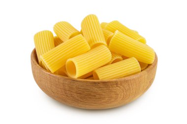 Tahta kasede çiğ italyan Rigatoni makarnası. Beyaz arka planda, kırpma yolu ve tam derinlikte izole edilmiş.