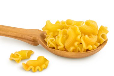 Tahta kaşıkta makarna kaplı makarna kesme yolu ve geniş bir alan derinliği olan beyaz arka planda izole edilmiş.