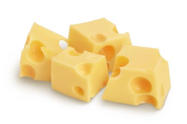 Kırpma yolu ve tam derinlik ile beyaz arkaplanda izole edilmiş peynir küpleri