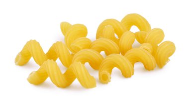 Çiğ makarna cavatappi kırpma yolu ve tam derinlik ile beyaz arkaplan izole.