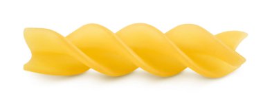 Çiğ Fusilli makarna, kırpma yolu ve tam derinlik ile beyaz arkaplan izole