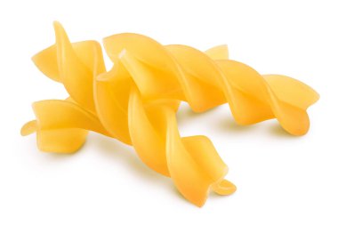 Çiğ Fusilli makarna, kırpma yolu ve tam derinlik ile beyaz arkaplan izole