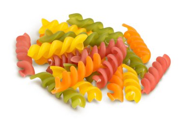 ham Fusilli renkli makarna, beyaz zemin üzerinde izole edilmiş kırpma yolu ve tam derinlik alan