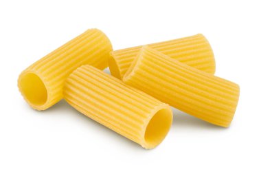 Çiğ italyan Rigatoni makarnası kesme yolu ve tam derinlik ile beyaz zemin izole