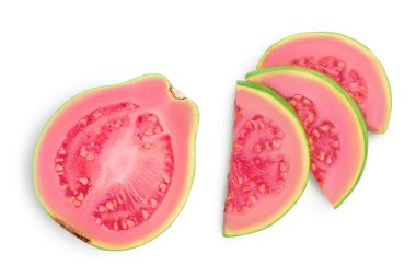 Guava meyve dilimleri kesme yolu ve tam derinlikteki beyaz arka planda izole edilmiştir. Üst Manzara. Düz yatıyordu