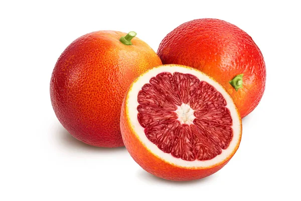 Червоні кров'яні апельсини ізольовані на білому тлі з відсічним контуром і повною глибиною різкості — стокове фото