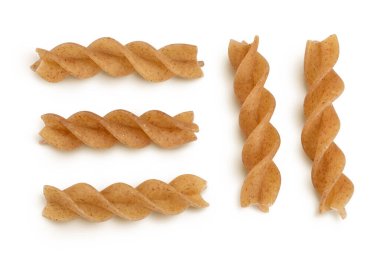 Karabuğday buğdayından Wolegrain fusilli makarna kesme yolu ve tam derinlik ile beyaz zemin izole. Üst Manzara. Düz yatıyordu.