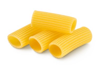 Çiğ italyan Rigatoni makarnası kesme yolu ve tam derinlik ile beyaz zemin izole