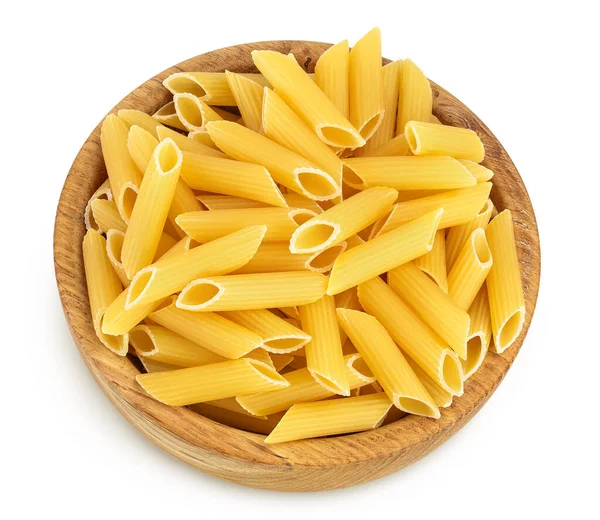 Rauwe Italiaanse penne rigate pasta in houten kom geïsoleerd op witte achtergrond met clipping pad en volledige scherptediepte. Bovenaanzicht. Vlakke plaat — Stockfoto