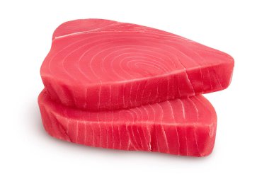Taze ton balığı fileto bifteği kesme yolu ve tam derinlikte beyaz arka planda izole edilmiş.