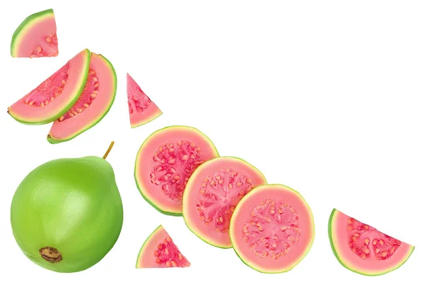 Guava frukt med skivor isolerade på vit bakgrund. Toppvy med kopieringsutrymme för din text. Platt äggläggning — Stockfoto