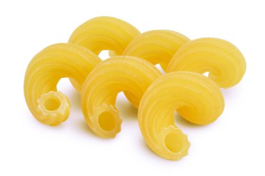 Çiğ makarna cavatappi kırpma yolu ve tam derinlik ile beyaz arkaplan izole.