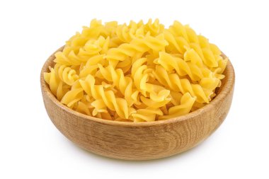 Tahta kasede çiğ Fusilli makarna beyaz arka planda izole edilmiş kırpma yolu ve tam derinlik