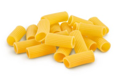 Çiğ italyan Rigatoni makarnası kesme yolu ve tam derinlik ile beyaz zemin izole